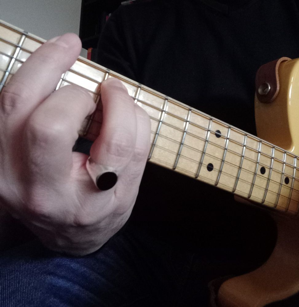 Un si bémol barré à la guitare (telecaster blonde)