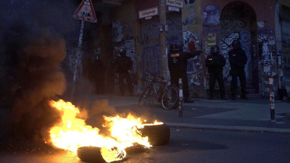 Berlin (Germany): Barricades and stones for the anniversary of Liebig34 eviction – 🏴 Anarchist Federation