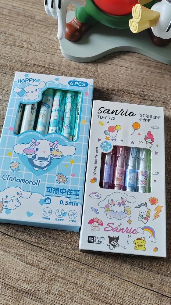 2 Packs de 6 stylos à l'effigie des personnages de marque japonaise Sanrio et Cinnamoroll 