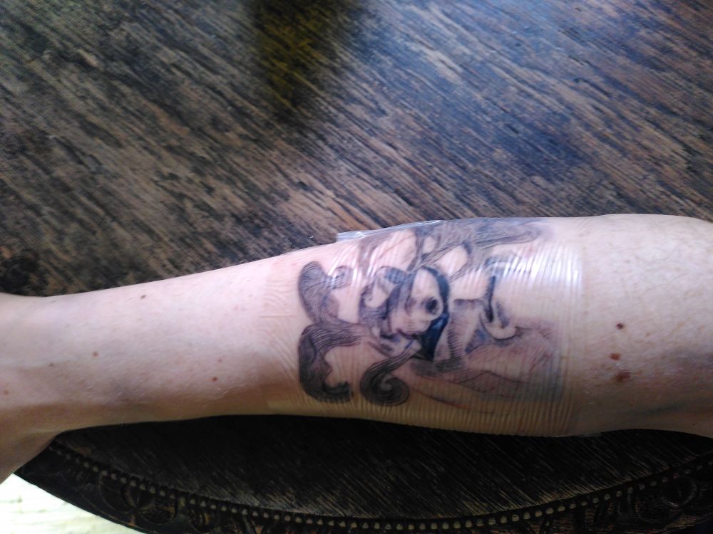 Selbes Bild, nur auf den Arm des Users tätowiert.