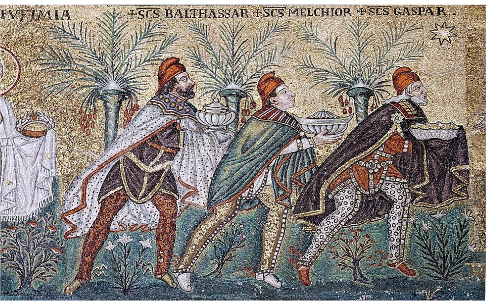 Mosaic de sant Apol·linar de Ràvena (segle VI dC) amb adoració dels reis mags representats com les edats de l'home. 
Melcior és vell, Baltasar és jove i Gaspar és madur.