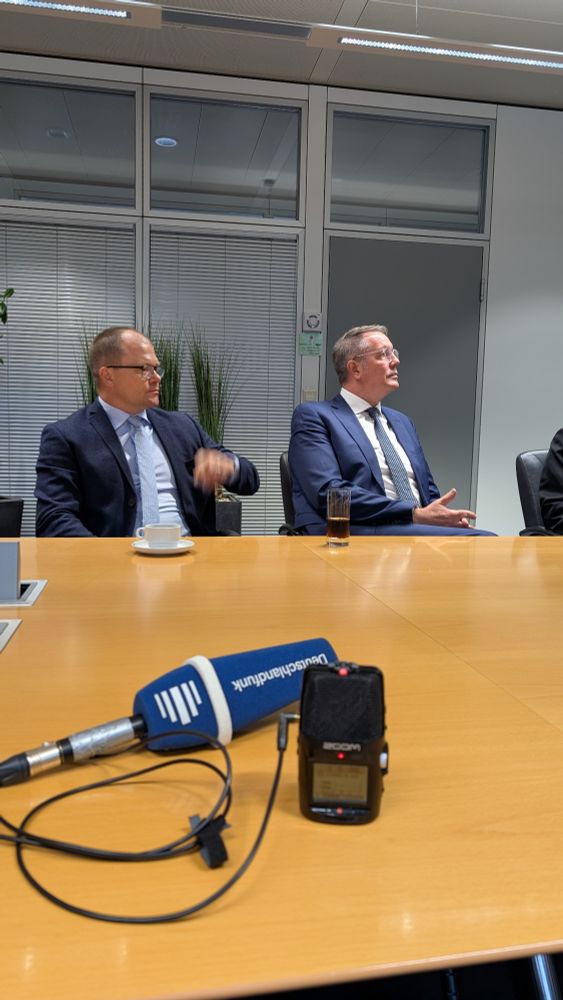 Carsten Schneider und Alexander Schweizer sitzen nebeneinander 