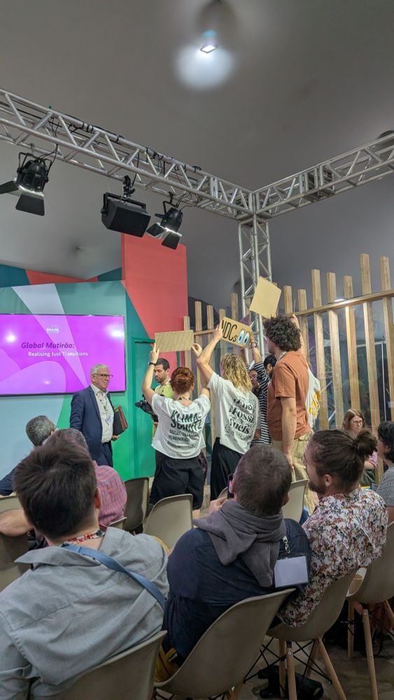 Fridays halten schilder hoch