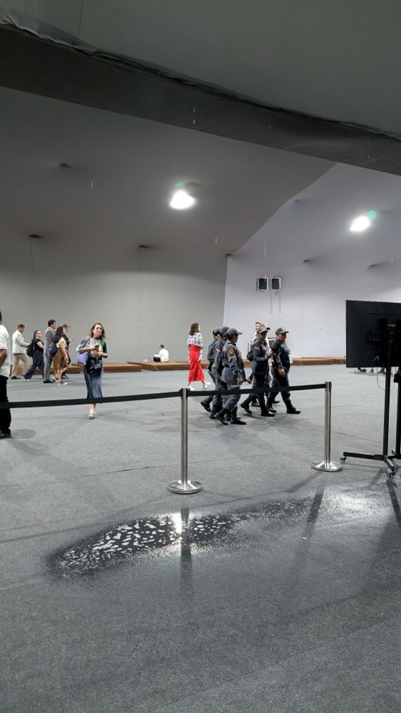 Eine Pfütze im Kongresszentrum 