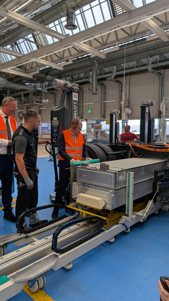 Carsten Schneider dirigiert eine Batterie in einen Truck