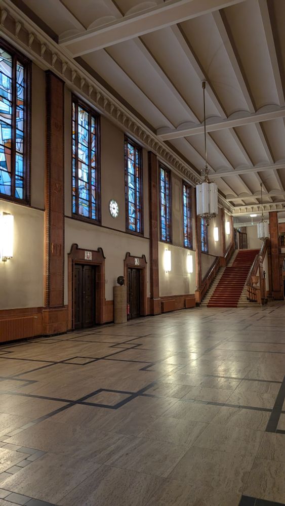 Eingangshalle des Rathauses Schöneberg