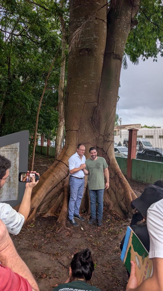 Schneider und der Bürgermeister von Belem vor einem Baum stehend 