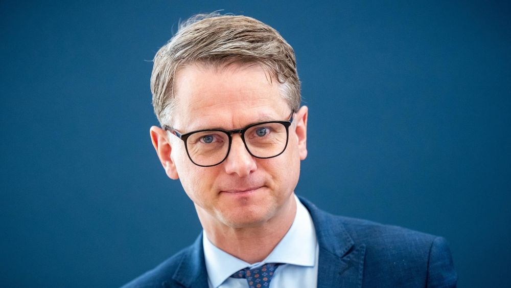 CDU-Generalsekretär Linnemann hat die Bundesregierung zu einschneidenden Sozialreformen nach dem Vorbild des früheren Kanzlers Schröder aufgerufen.