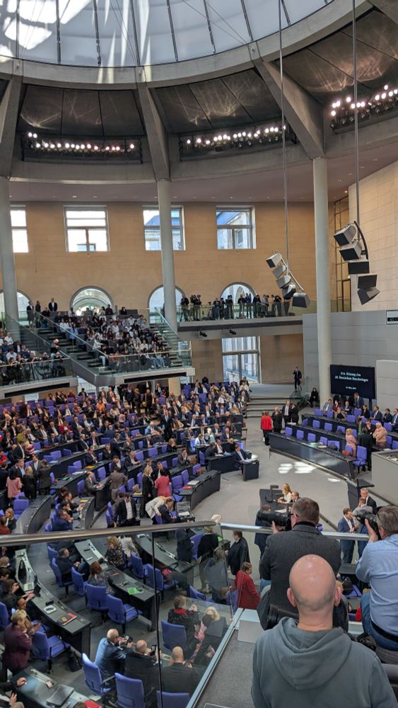 Blick von der Tribüne ins besetzte Plenum des Bundestages 