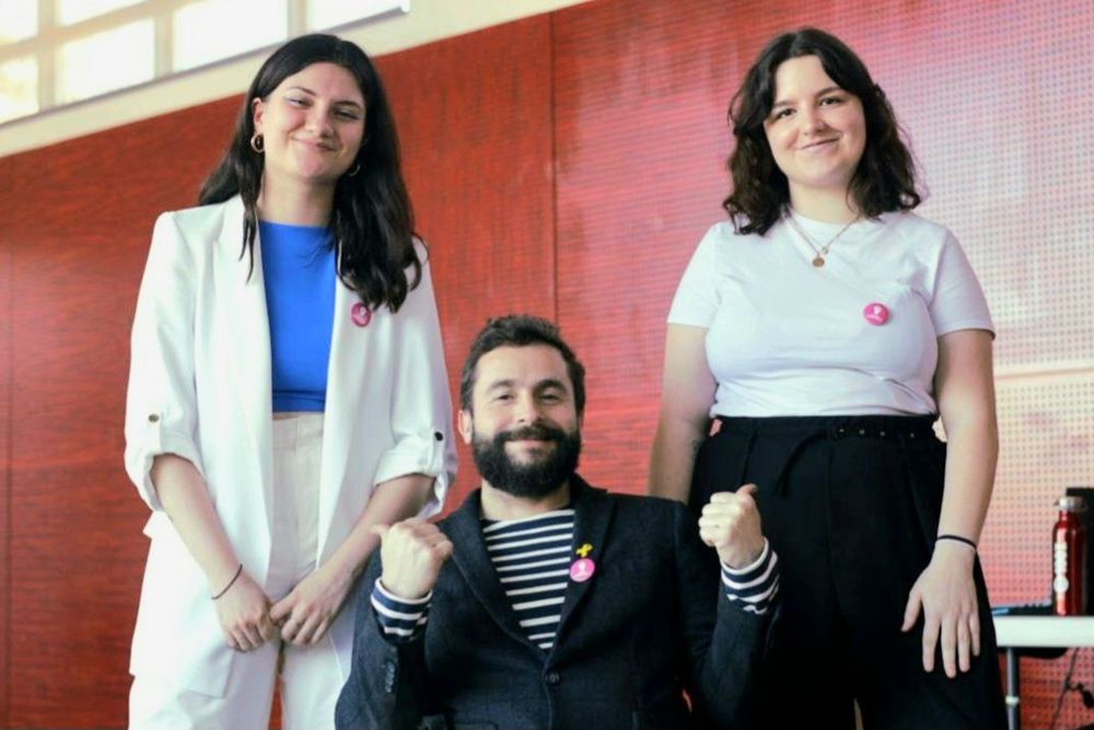 Photo de Sébastien Peytavie au centre de l'image pointant du pouce les 2 nouvelles coordinatrices.