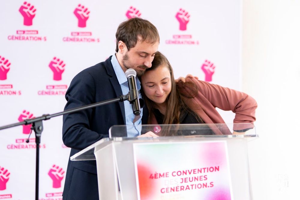 Photo de Julien Layan et Mathilde Hériaud se faisant un câlin.