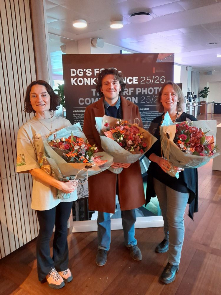 The three winner of the foto competition at the DNRF annual meeting in Copenhagen. Heide is smiling to the right.