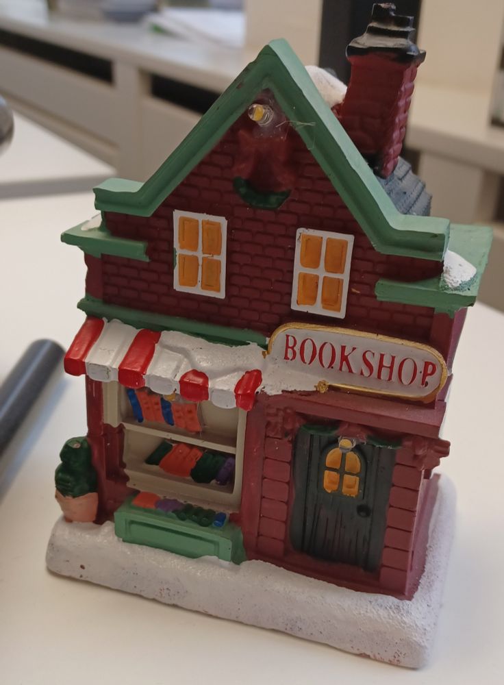 Ein winterlicher Buchladen mit LED Beleuchtung.