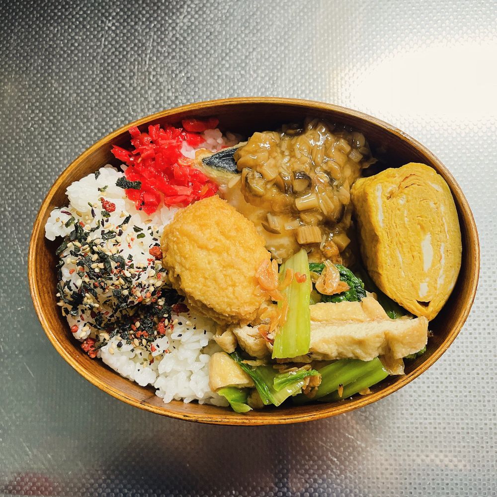 サワラのきのこソースがけ、卵焼き、広島菜とお揚げと桜エビの炊いたん、チキンカツ、紅しょうがのごま油和え、梅わかめふりかけごはんの曲げわっぱ弁当