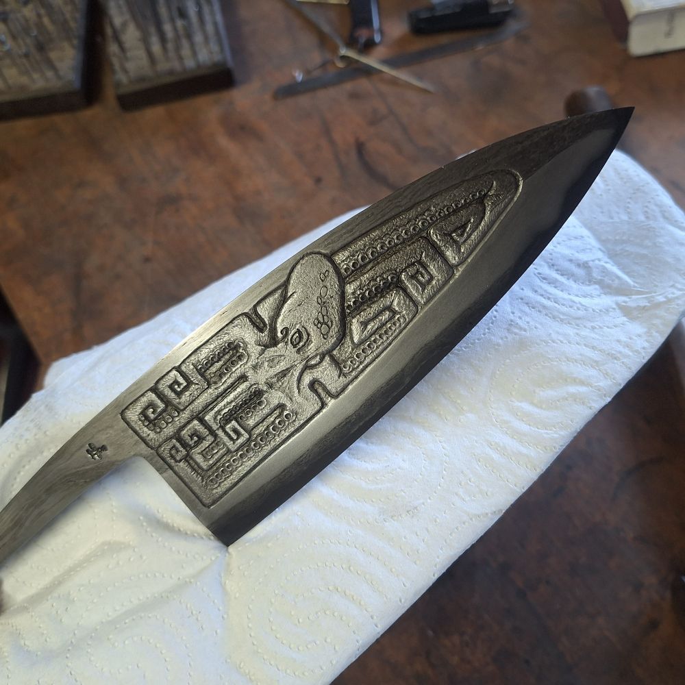 Lame de couteau Sakai Hidetake Deba forgée  en sandwich et gravé d'un poulpe  dans un style estampe art nouveau 