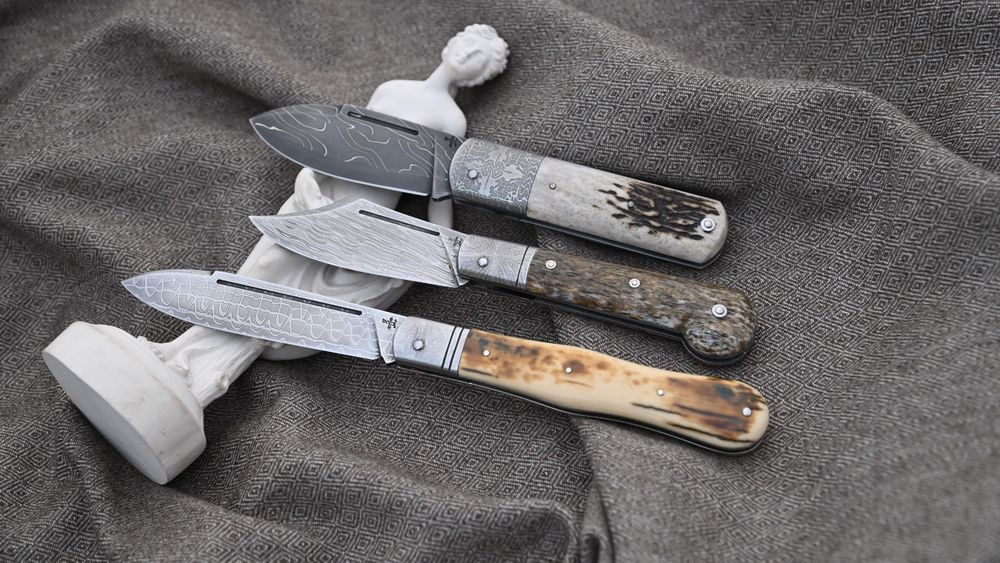 3 couteaux pliants , de 3 modèles différents :un Bouledogue,  un flibustier et un grand violon de 13,5 cm fermé... 