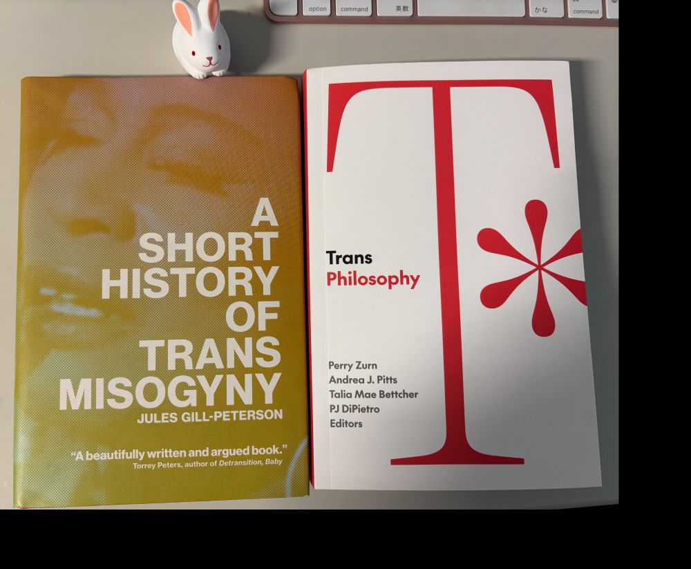 Jules Gill-Peterson, *A Short History of Trans Misogyny* (2024, Verso（左）,  P.Zurnm A.J.Pitts, T.M. Bettcher, PJ DiPietro eds. *Trans Philosophy*, (2024, Univ Of Minnesota Press) (右). 画面左上に岡崎神社のウサギおみくじ。