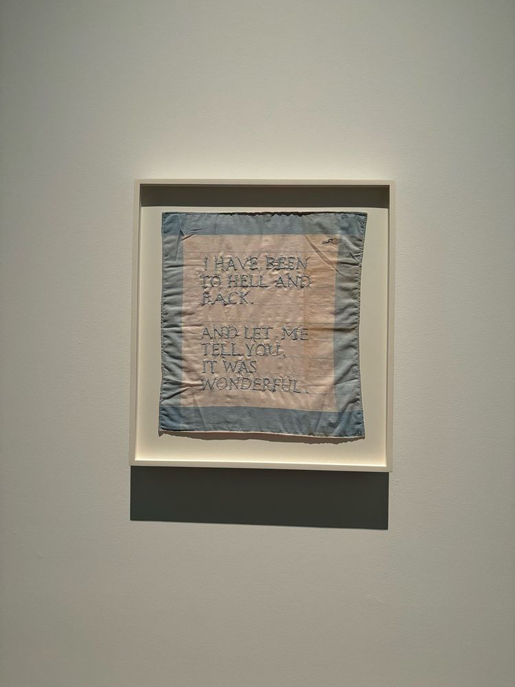 ルイーズ・ブルジョワ展（2024年東京、森美術館）での展示作品「地獄から帰ってきたところ、言っとくけど素晴らしかったわ」（ハンカチへの刺繍）作品
