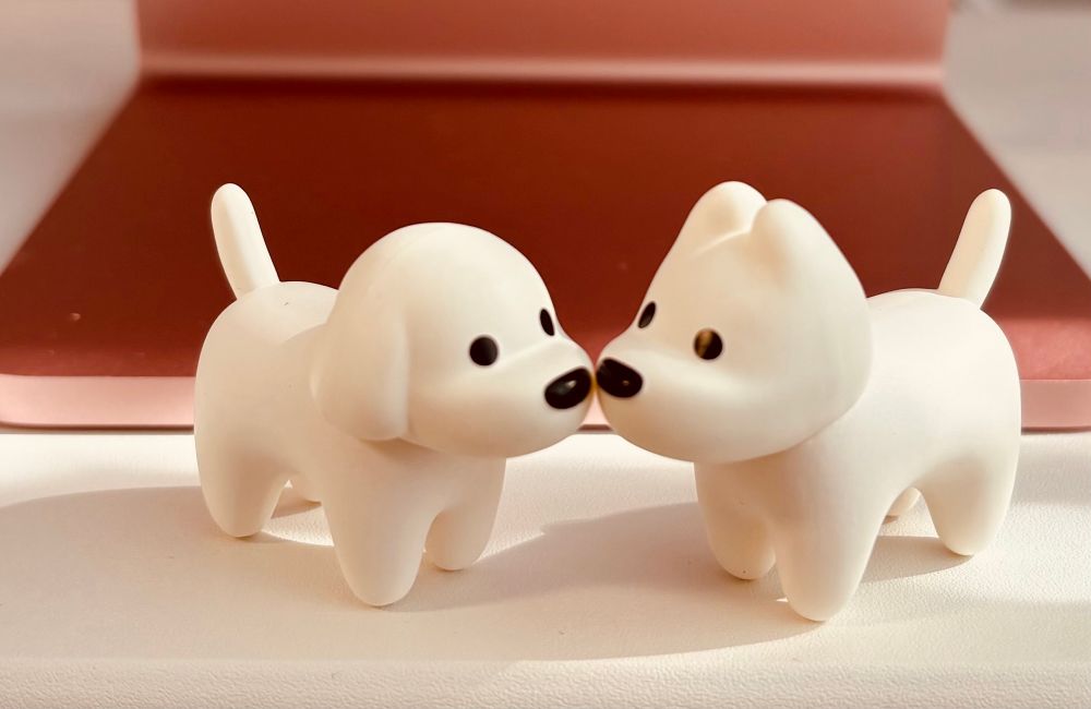 matsui Dogs カプセルトイ　1 Good friends 垂れ耳と立ち耳のイヌ2匹が向き合うフィギュア