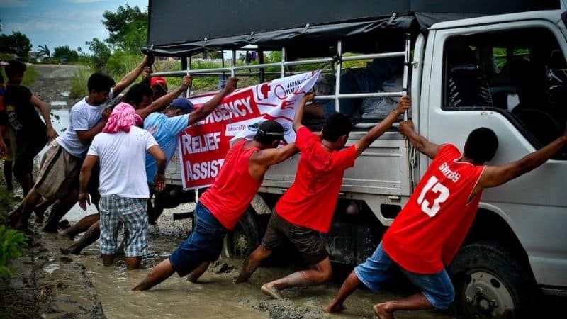 Helping the driver to remove the car in the mud