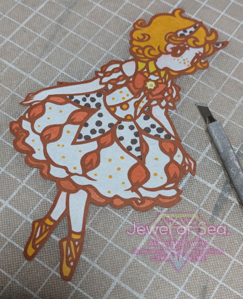 コンペイトウウミウシをイメージした女の子の切り絵作品。