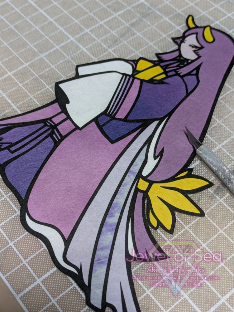 カグヤヒメウミウシをイメージした女の子の切り絵作品。