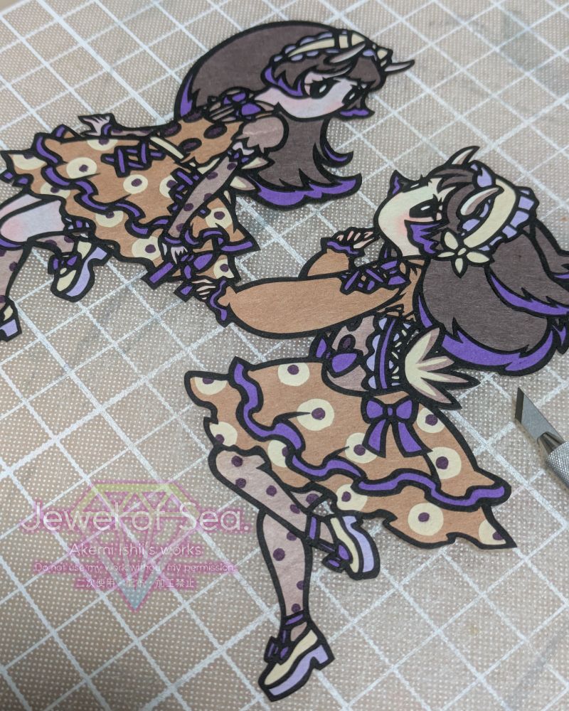 マダライロウミウシをイメージした女の子たちの切り絵作品。