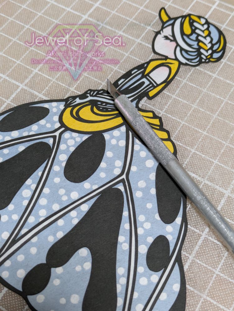 ユキヤマウミウシをイメージした女の子の切り絵作品。