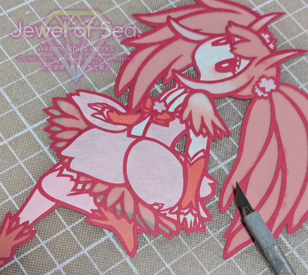 サクラミノウミウシをイメージした女の子の切り絵作品。