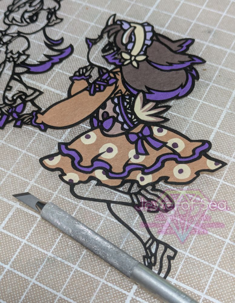 マダライロウミウシをイメージした女の子たちの切り絵作品。