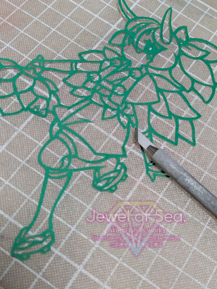 テングモウミウシをイメージした女の子の切り絵作品。