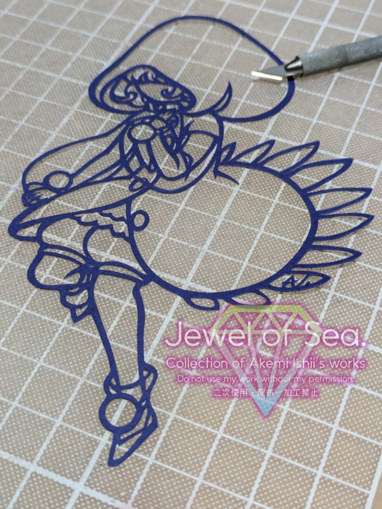 新種のウミウシをモチーフにした女の子の切り絵作品です。