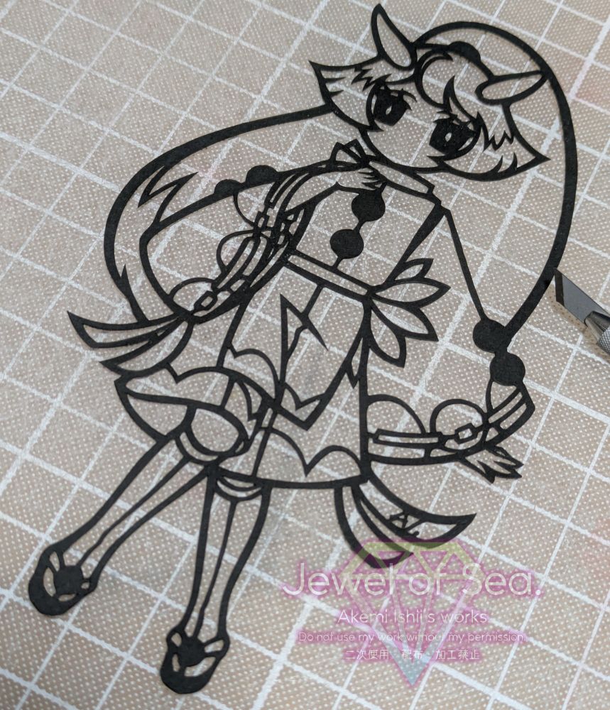 ウスイロウミウシをイメージした女の子の切り絵作品。