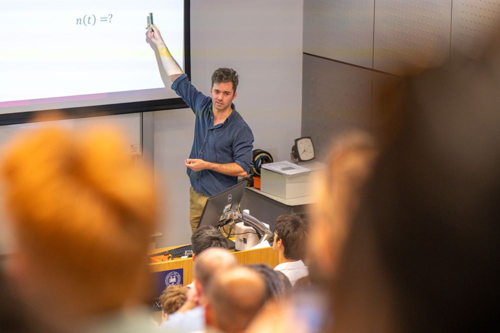 An Engineering Science academic speaks to a full lecture theatre, during a live undergraduate taster lecture.