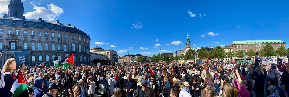 Huge #Palestine protest against the #gazagenocide filling out the square in front of the parliament in #Copenhagen #Denmark right now 🇵🇸