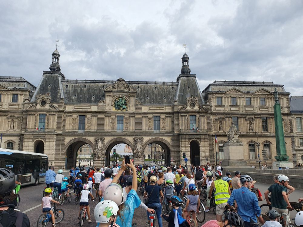 Plein de cyclistes devant le Louvre