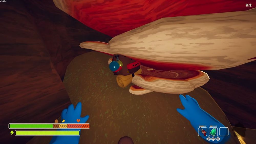 『PEAK』のスクリーンショット。
地面すれすれの壁面から棚キノコ(巨大なサルノコシカケのような見た目)が生えており、その中にバックパックが埋まっている。