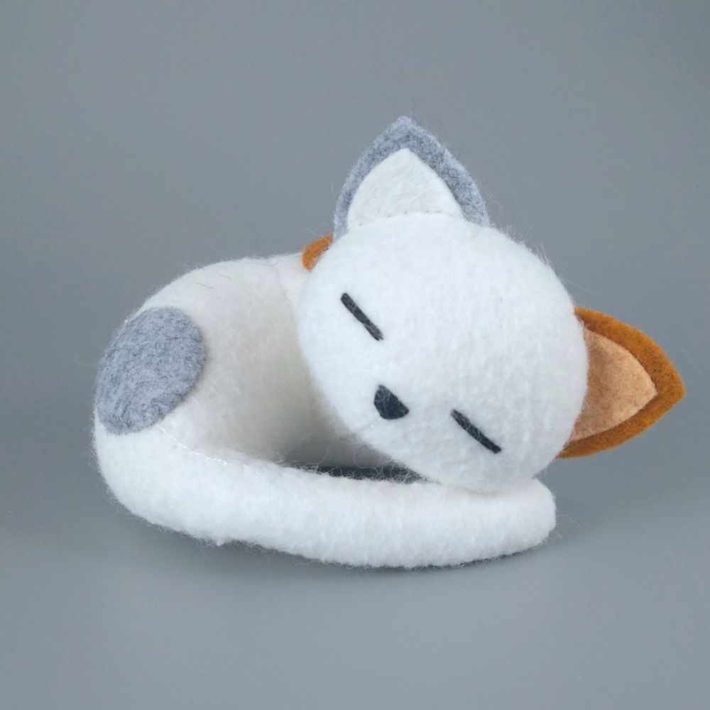 Іграшка з фетру. Сплячий котик