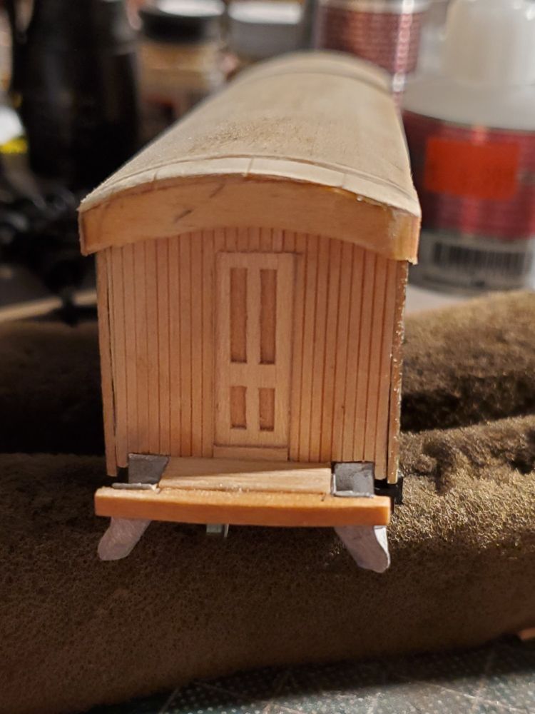 Milk reefer end with small roof overhang. 