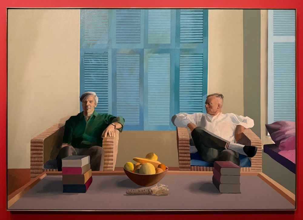 Dos figuras de dos hombres de mediana edad aparecen de frente, sentados en sillones. Tras ellos una persiana de librillo en color azul ocupa casi toda la pared. Delante una gran mesa baja con libros y un frutero con frutas. El retratado a la derecha mira hacia a la izquierda a su acompañante, mientras que el modelo de la izquierda mira de frente.