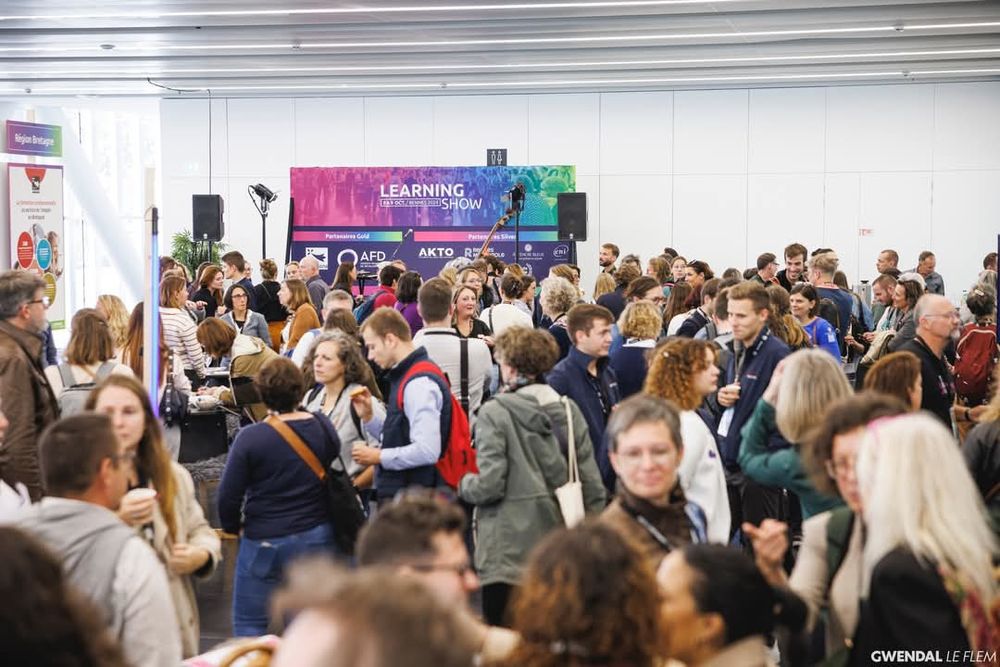 Un grand nombre de personnes assistent au Learning Show 2024, événement professionnel autour de la formation. 