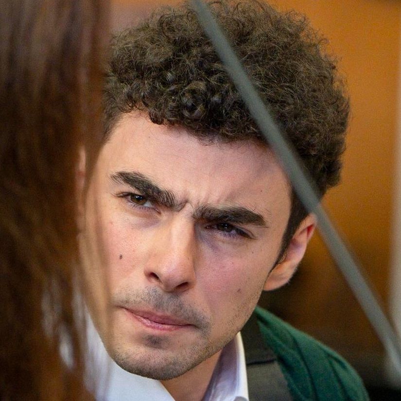 Luigi Mangione de expressão grave cenho franzido com suas grossas e pretas sobrancelhas emoldurando o olhar castanho agudo num enlevo de força e perigosa sensualidade seus pequenos lábios se crispam para formar a bilabial P de Puta 