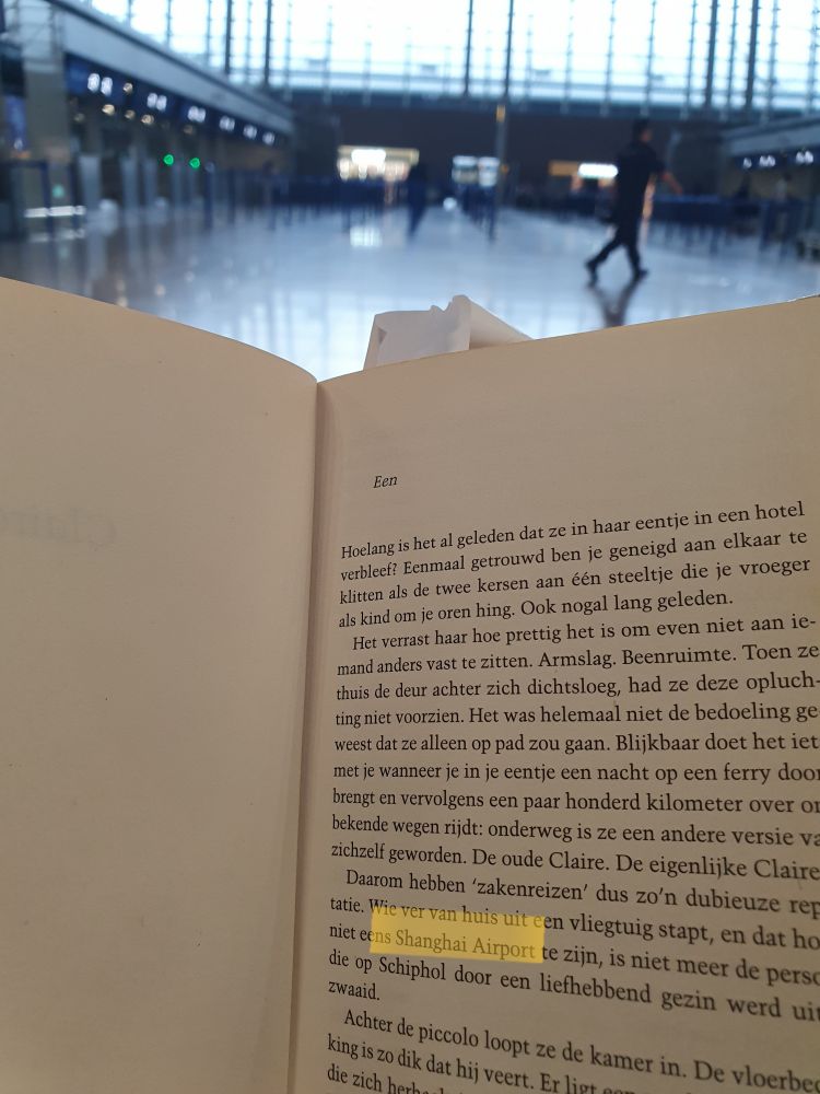 Eerste pagina van De stiefdochter van Renate Dorrestein. In het verhaal staat Shanghai Airport genoemd, en op de achtergrond is te zien dat deze foto is gemaakt op Shanghai Pudong Airport. Toeval!