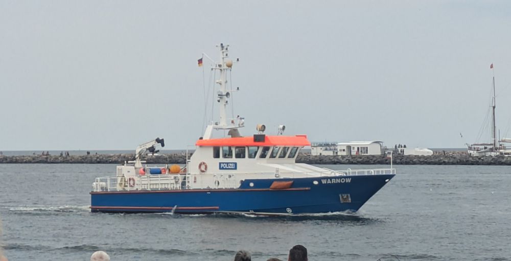 Ein Polizei-Boot.