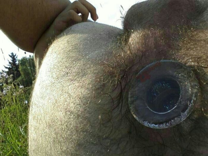 Haariger Arsch mit Buttplug auf einer Wiese 