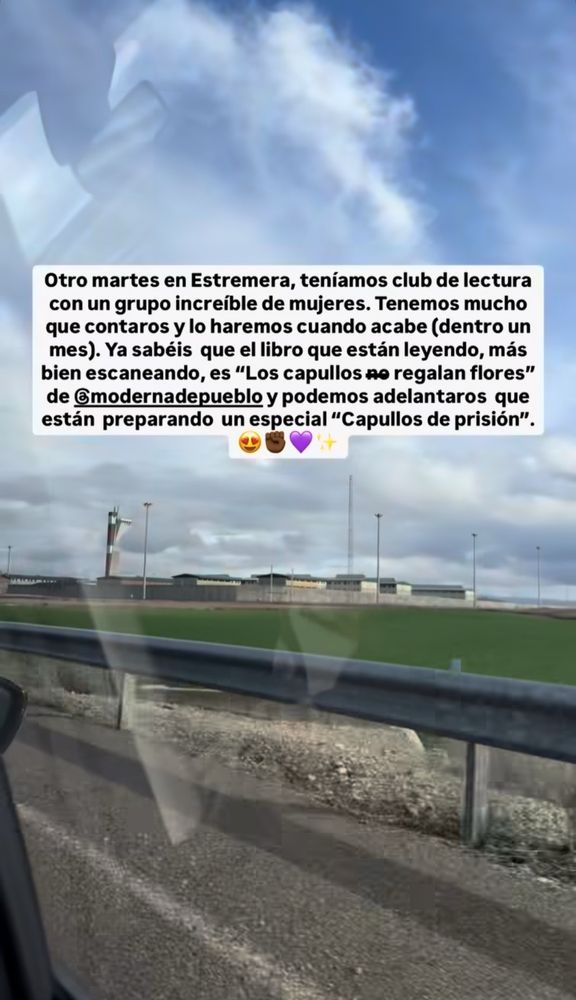 Otro martes en Estremera, teníamos club de lectura con un grupo increíble de mujeres. Tenemos mucho que contaros y lo haremos cuando acabe (dentro de un mes). Ya sabes que el libro que está leyendo, más bien escaneando, es “Los capullos n̵o̵ regalan flores” de @modernadepueblo y podemos adelantaros que están preparando un especial “Capullos de prisión “ 😍✊🏿💜✨