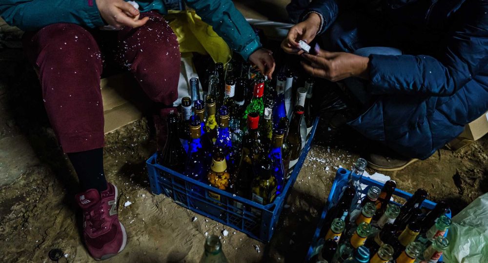Zaborona gives the recipe on how to prepare a Molotov cocktail so as to help the Armed Forces of Ukraine and not harm yourself.