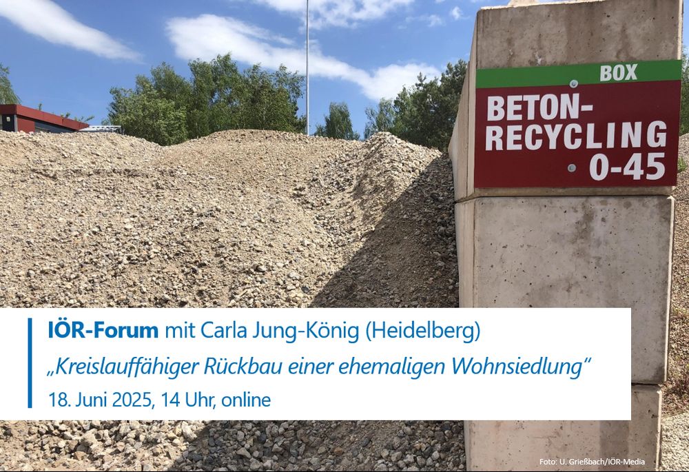 Foto eines Haufens zerkleinerten Betons. Rechts eine Betonmauer. Darauf ein Schild "Beton-Recycling 0-45". Links unten ein Textkasten "IÖR-Forum mit Carla Jung-König (Heidelberg) "Kreislauffähiger Rückbau einer ehemaligen Wohnsiedlung" 18. Juni 2025, 14 Uhr, online
