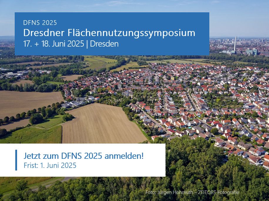 Luftbildaufnahme einer Landschaft mit einer Ortschaft, die von Wald- und Ackerflächen umgeben ist. Zwei Text-Banner: Oben: "DFNS 2025 Dresdner Flächennutzungssymposium, 17. + 18. Juni 2025 | Dresden". Unten "Jetzt zum DFNS 2025 anmelden! Frist: 1. Juni 2025" Fotograf: Jürgen Hohmuth – ZEITORT Fotografie