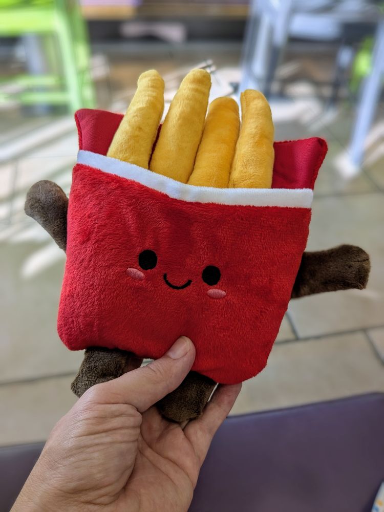 Ein Plüschtier in Form einer Pommes Tüte.